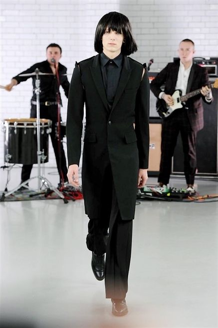 Drum, Shirt, Coat, Outerwear, Musician, Formal wear, Style, Suit, Membranophone, Musical instrument, 