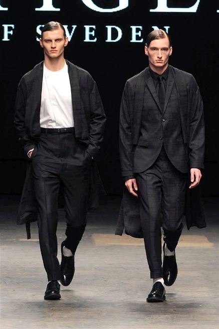 Sleeve, Trousers, Human body, Outerwear, Style, Fashion model, Fashion show, Fashion, Suit trousers, Runway, 