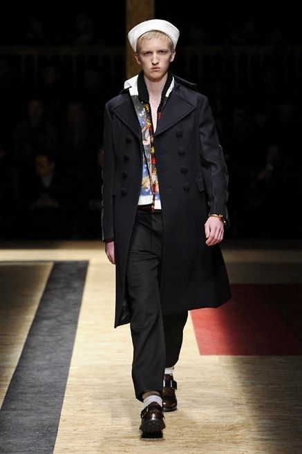 Clothing, Sleeve, Collar, Coat, Fashion show, Outerwear, Formal wear, Style, Fashion model, Hat, 