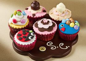 Cupcake, Food, Sweetness, Brown, Cake, Dessert, Baked goods, Cake decorating, Ingredient, Cuisine, 