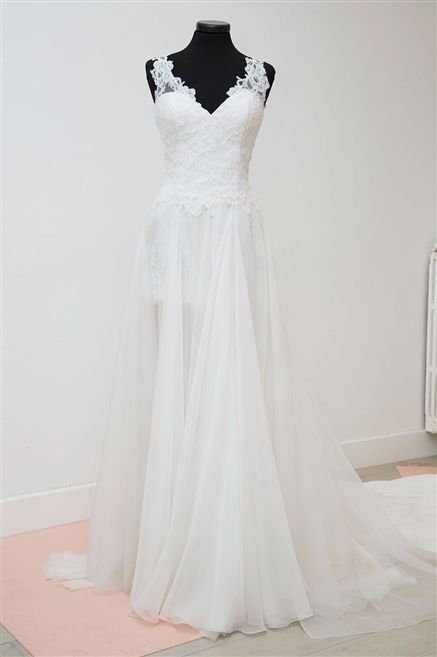 Dress, Shoulder, Textile, Bridal clothing, White, Formal wear, One-piece garment, Gown, Wedding dress, Style, 