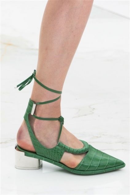 Green, Human leg, Joint, Sandal, Toe, Foot, Tan, Fashion, High heels, Calf, 