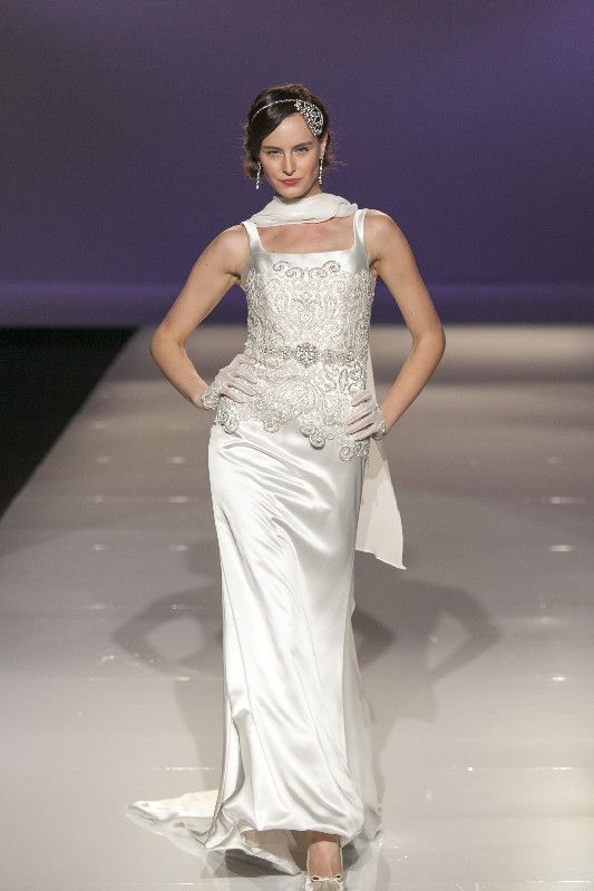 Hairstyle, Fashion show, Shoulder, Joint, Fashion model, Waist, Formal wear, Style, Dress, Gown, 