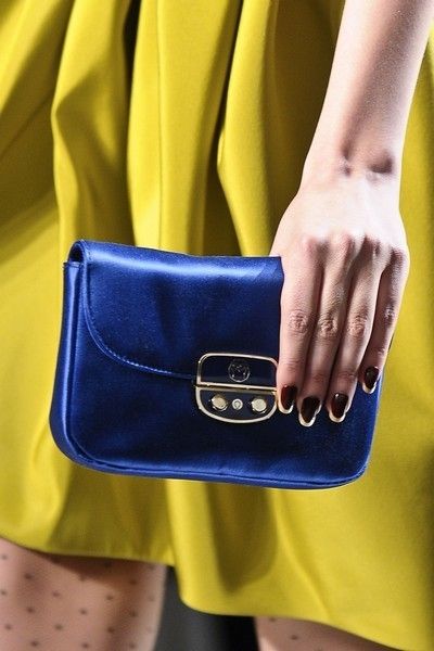 Finger, Blue, Textile, Bag, Electric blue, Shoulder bag, Cobalt blue, Nail, Gesture, Belt buckle, 