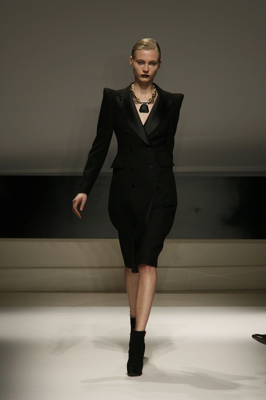 Clothing, Fashion show, Sleeve, Shoulder, Runway, Joint, Outerwear, Style, Fashion model, Waist, 
