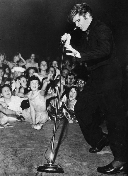 Microphone, Microphone stand, Monochrome, Audio accessory, Monochrome photography, Singer, Black-and-white, Singing, Concert, Vintage clothing, 