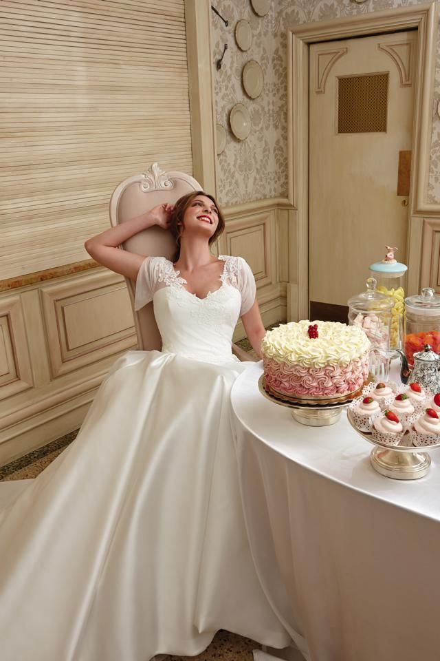 Tablecloth, Dress, Bridal clothing, Shoulder, Textile, Photograph, Serveware, Wedding dress, Pink, Formal wear, 