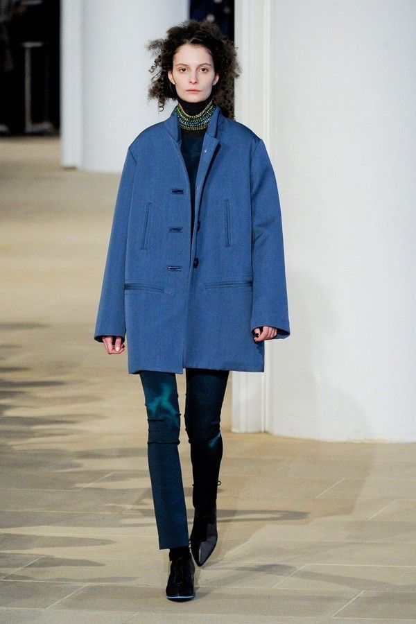 Clothing, Blue, Sleeve, Human body, Shoulder, Textile, Winter, Fashion show, Joint, Outerwear, 