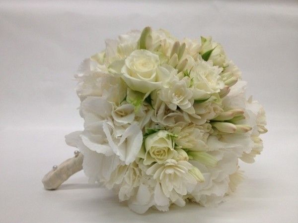 Petal, Flower, Bouquet, White, Cut flowers, Flowering plant, Flower Arranging, Floral design, Beige, Artificial flower, 