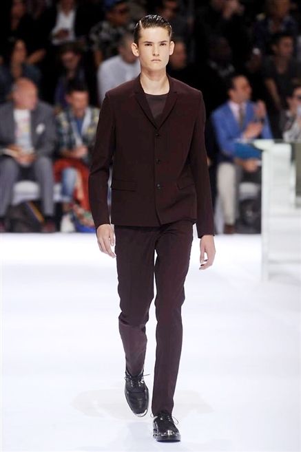 Human, Fashion show, Sleeve, Trousers, Shoulder, Joint, Runway, Outerwear, Fashion model, Winter, 