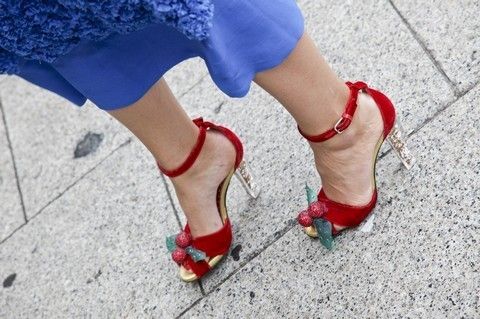 Blue, Human leg, Red, Joint, Carmine, Fashion accessory, Electric blue, Fashion, Street fashion, Cobalt blue, 