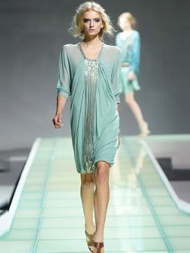 Clothing, Fashion show, Hairstyle, Shoulder, Dress, Runway, Joint, Standing, Jewellery, Human leg, 