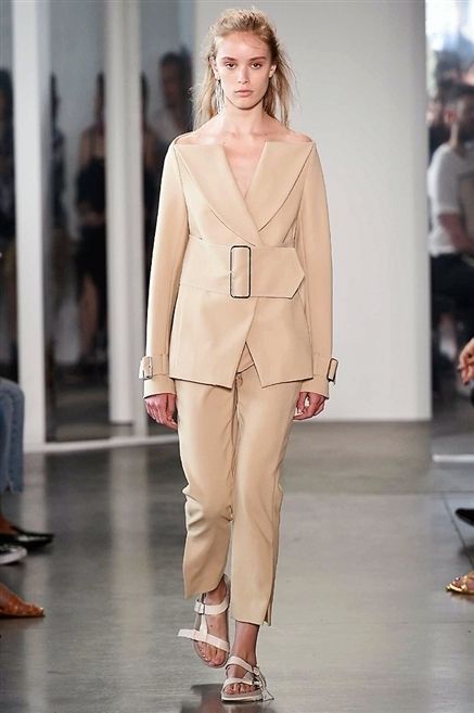 Brown, Fashion show, Shoulder, Joint, Outerwear, Runway, Fashion model, Style, Waist, Beauty, 