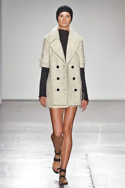 Clothing, Sleeve, Collar, Shoulder, Joint, Outerwear, Fashion model, Fashion show, Style, Coat, 