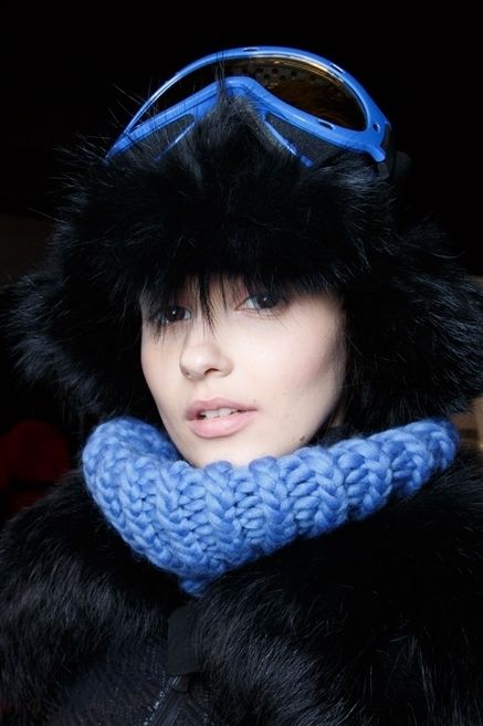 Blue, Lip, Textile, Fur clothing, Winter, Electric blue, Iris, Costume accessory, Fashion, Natural material, 
