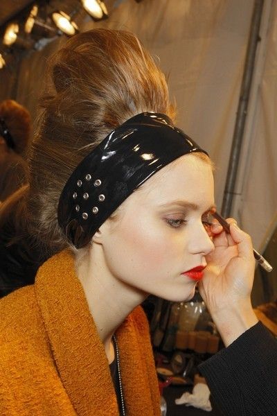 Hairstyle, Eyebrow, Hair accessory, Eyelash, Style, Headgear, Beauty, Fashion, Headpiece, Eye liner, 