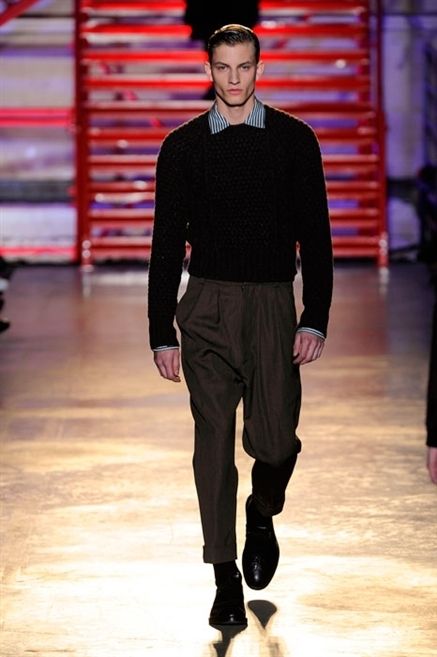 Fashion show, Joint, Outerwear, Style, Collar, Runway, Fashion model, Street fashion, Waist, Fashion, 