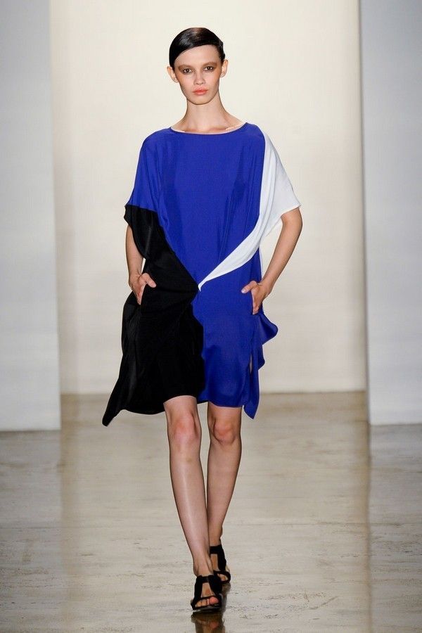 Clothing, Blue, Sleeve, Human leg, Shoulder, Joint, Style, Fashion show, One-piece garment, Knee, 