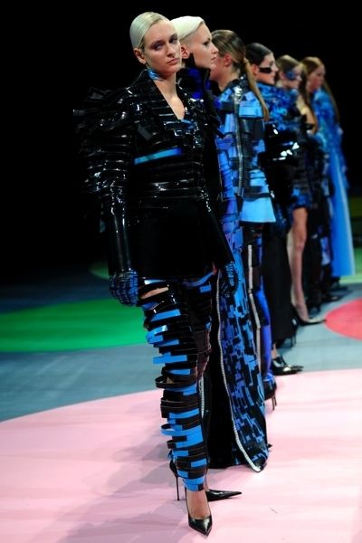 Hairstyle, Event, Fashion show, Style, Runway, Fashion model, Fashion, Electric blue, Public event, Model, 