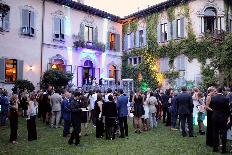 Window, Real estate, Crowd, Lawn, Inn, Campus, Estate, Ceremony, 