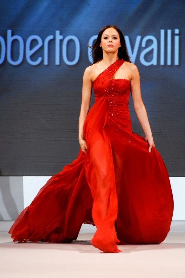 Hairstyle, Shoulder, Dress, Red, Formal wear, Style, Fashion model, Waist, Gown, One-piece garment, 