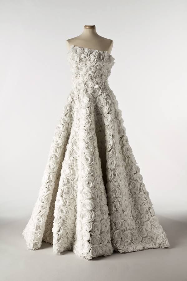 Dress, Textile, White, One-piece garment, Gown, Wedding dress, Day dress, Embellishment, Bridal clothing, Grey, 