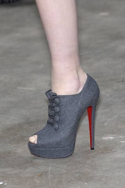 Joint, Human leg, High heels, Fashion, Foot, Grey, Basic pump, Close-up, Court shoe, Leather, 