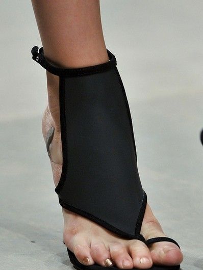Toe, Human leg, Joint, Nail, Barefoot, Foot, Fashion, Knee, Nail care, Nail polish, 