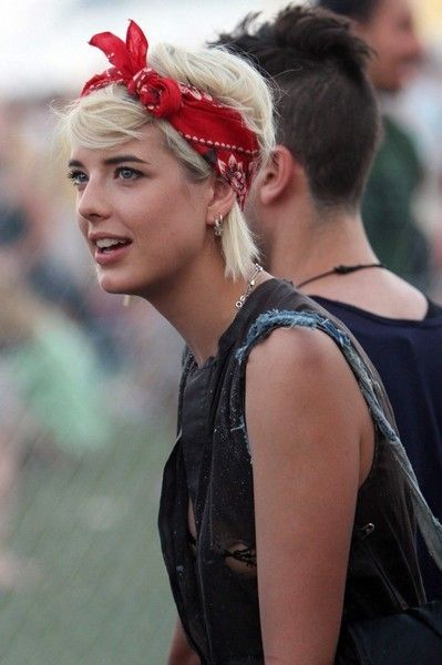 Ear, Hairstyle, Hair accessory, Style, Headgear, Fashion, Headpiece, Sleeveless shirt, Bag, Lipstick, 