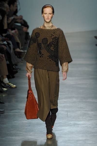 Clothing, Brown, Fashion show, Sleeve, Human body, Shoulder, Joint, Outerwear, Style, Runway, 