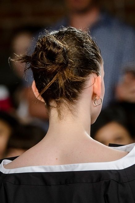 Ear, Hairstyle, Shoulder, Style, Back, Fashion, Temple, Neck, Hair accessory, Brown hair, 