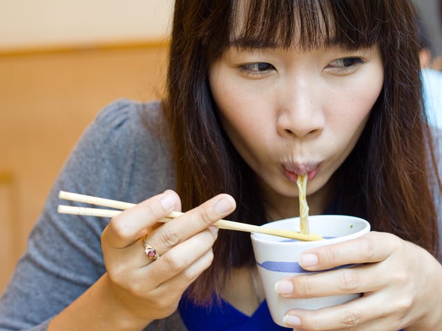 In quali paesi le persone usano le bacchette per mangiare? A che