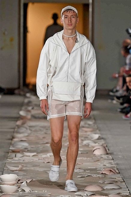 Leg, Sleeve, Shoulder, Human leg, Shirt, Joint, White, Style, Street fashion, Shorts, 