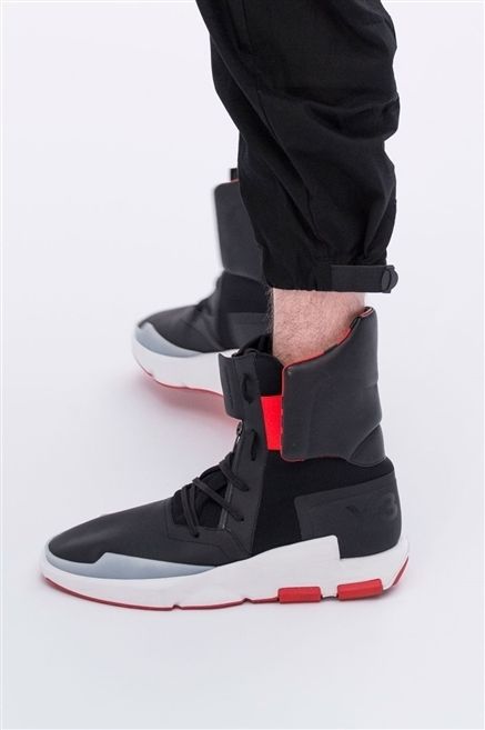 Footwear, Carmine, Black, Synthetic rubber, Walking shoe, Sock, Balance, Strap, 
