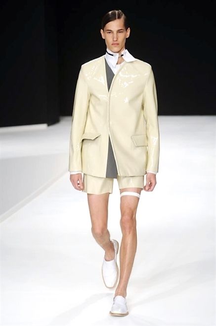 Clothing, Human, Sleeve, Fashion show, Shoulder, Runway, Joint, Outerwear, Coat, Formal wear, 