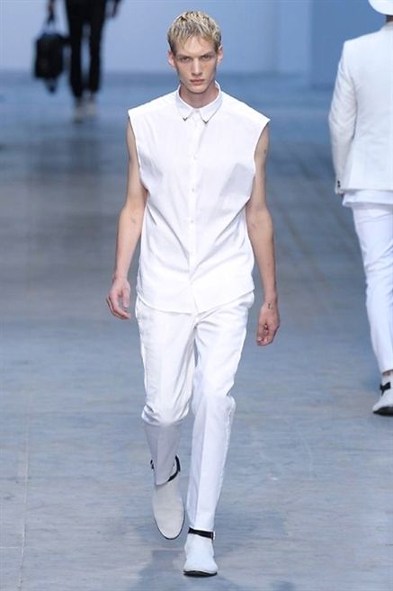 Leg, Sleeve, Fashion show, Shoulder, Joint, Outerwear, White, Standing, Formal wear, Runway, 