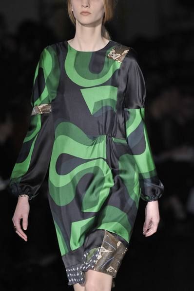 Green, Sleeve, Shoulder, Hand, Joint, Fashion show, Fashion model, Style, Street fashion, Fashion, 