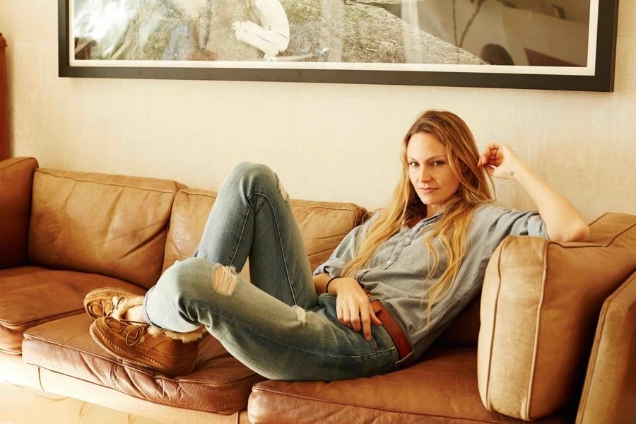 Human, Comfort, Brown, Hairstyle, Room, Jeans, Interior design, Sitting, Couch, Living room, 