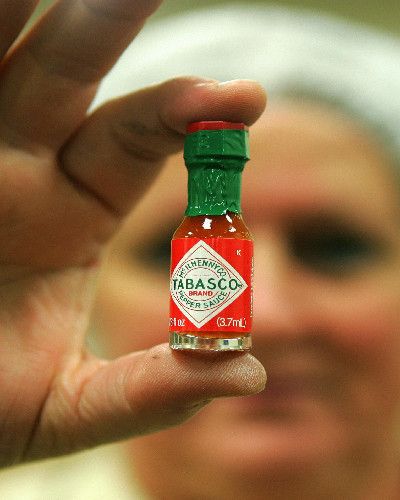 Finger, Skin, Bottle, Bottle cap, Nail, Thumb, Ingredient, Ketchup, Condiment, Coquelicot, 