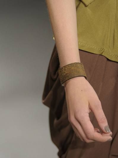 Finger, Sleeve, Wrist, Hand, Elbow, Joint, Khaki, Gesture, Nail, Thumb, 