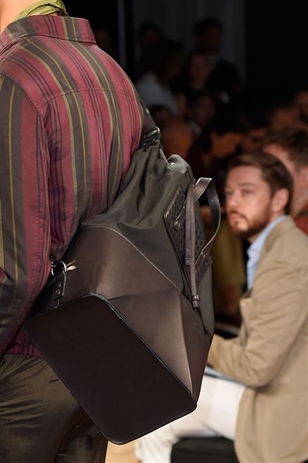 Sleeve, Fashion, Bag, Tartan, Street fashion, Plaid, Blazer, Audience, Leather, Fashion design, 