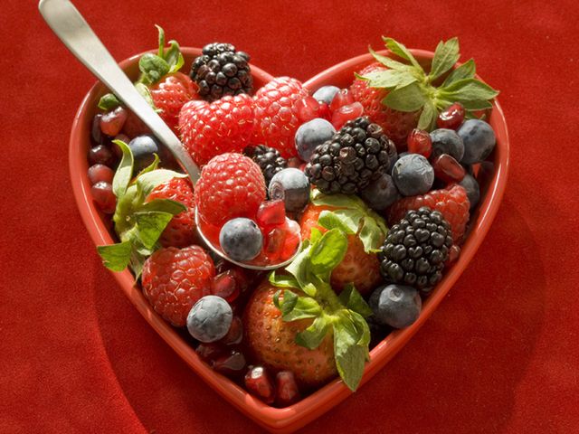 Food, Natural foods, Fruit, Boysenberry, Produce, Sweetness, Blackberry, Frutti di bosco, Tableware, Bowl, 
