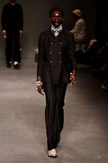 Brown, Collar, Standing, Fashion show, Outerwear, Style, Formal wear, Runway, Street fashion, Fashion model, 