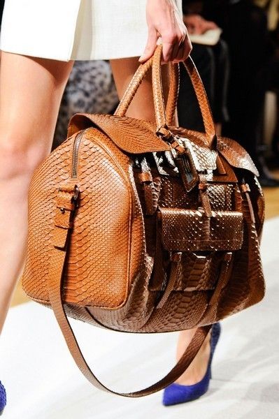 Brown, Bag, Pattern, Style, Luggage and bags, Shoulder bag, Tan, Fashion, Street fashion, Beige, 