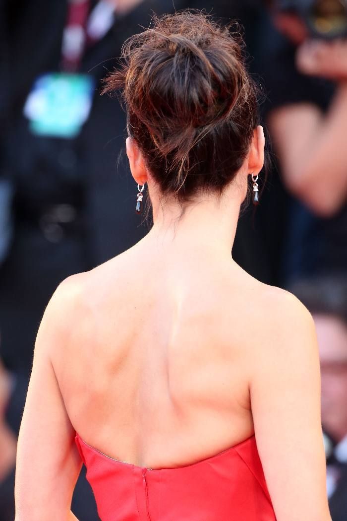 Ear, Hairstyle, Shoulder, Earrings, Red, Style, Back, Fashion, Neck, Beauty, 