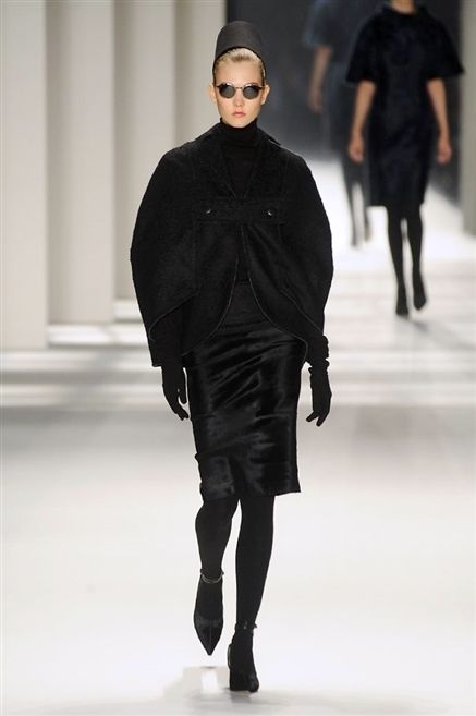 Leg, Fashion show, Human body, Shoulder, Winter, Standing, Joint, Runway, Outerwear, Style, 