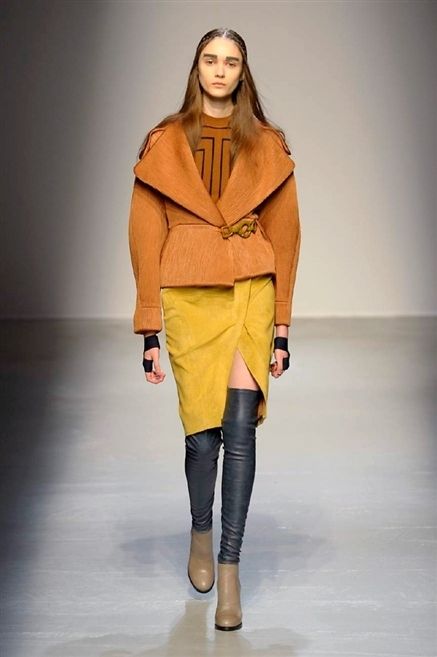Clothing, Human, Brown, Sleeve, Human body, Fashion show, Shoulder, Joint, Outerwear, Runway, 