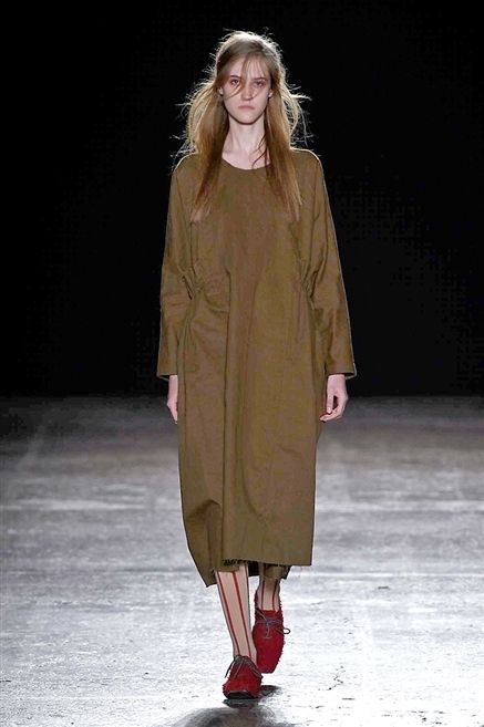 Clothing, Brown, Hairstyle, Sleeve, Fashion show, Shoulder, Joint, Runway, Dress, Style, 