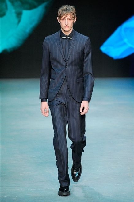 Coat, Human body, Collar, Fashion show, Outerwear, Dress shirt, Formal wear, Suit, Style, Suit trousers, 