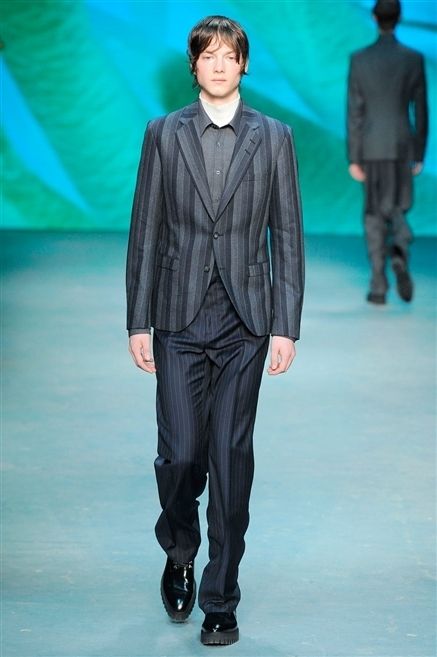 Human, Sleeve, Trousers, Collar, Fashion show, Outerwear, Standing, Formal wear, Runway, Style, 